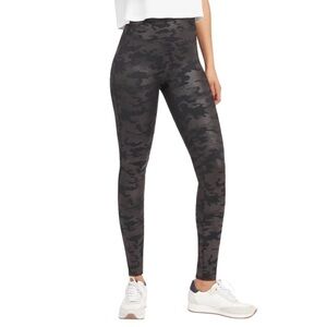 Spanx Faux Leather Leggings in Black Camo Size XL